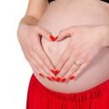 Smalto mani in gravidanza: quando si può usare